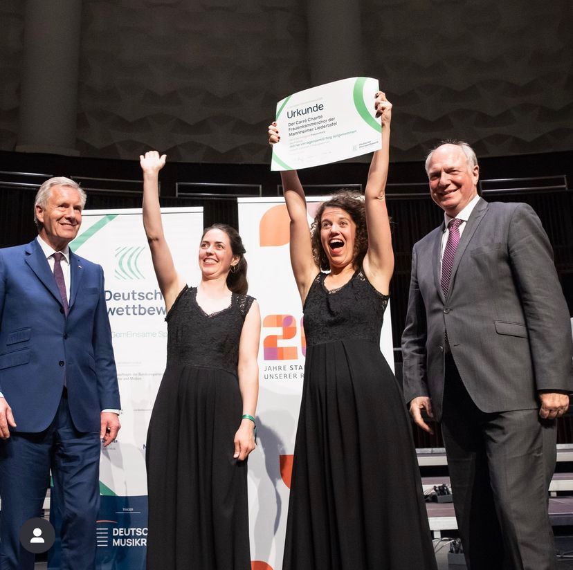 Chorleiterin Janette Schmid bei der Preisverleihung des deutschen Chorfests 2023